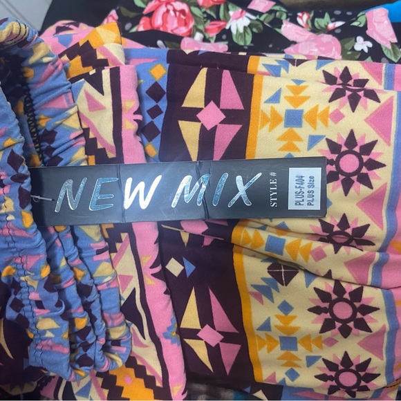 Plus Size Womens Aztec Print Leggings - Picture 3 of 4